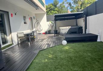 T3 contemporain avec jacuzzi has rooms with a private hot tub