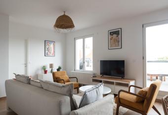 Spacious very bright apartment with terrace has Balcony rooms