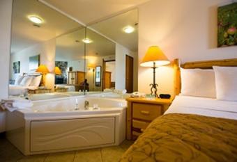 Cranberry Country Lodge has rooms with a private hot tub