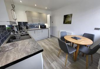 Spacious Three Bedroom Bungalow allows 18 year olds to book a room