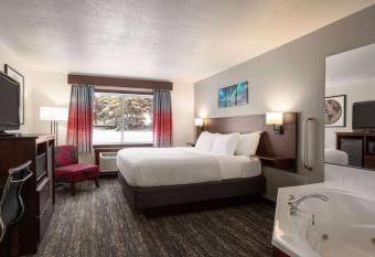 Ramada by Wyndham Richland Center has rooms with a private hot tub