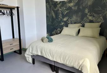 Chambre Tropicale au Domaine de l Aven has Balcony rooms