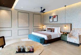 Flora Misty Falls Athirappilly has rooms with a private hot tub