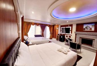 HOTEL TROYA has rooms with a private hot tub