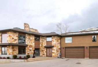 High Alpine Luxury Home with Panoramic View allows 18 year olds to book a room