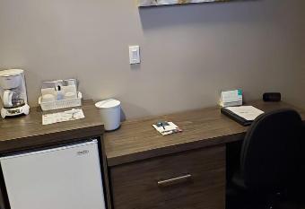 H  tel Nouvelle-Fronti  re allows 18 year olds to book a room