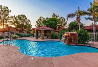 2BR Condo 15 mins to Downtown Phoenix with Pool & Spa has rooms with a private hot tub