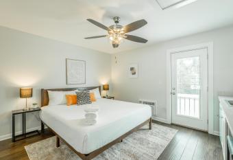 04 The Ludwig Room - A PMI Scenic City Vacation Rental has Balcony rooms