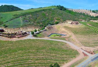 Sirena Vineyard Resort - 3 Bedroom guest house allows 18 year olds to book a room