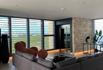 New Modern 4-bedroom Penthouse has Balcony rooms