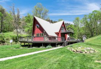 Stonecreek Lodge has rooms with a private hot tub