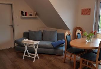 Gem  tliche G  ste-/Messewohnung 350 m. zur S-Bahn allows 18 year olds to book a room