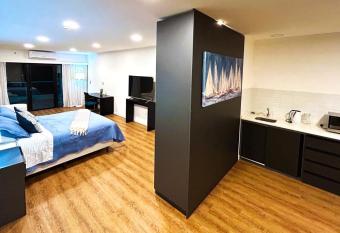 Hotel Boutique Neuropinar allows 18 year olds to book a room