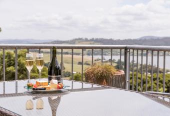 Armalong Winery Chalets has Balcony rooms