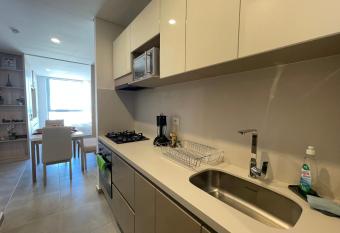 Appartement vue sur mer has rooms with a private hot tub