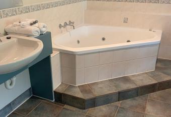 Arthur Phillip Motor Inn has rooms with a private hot tub