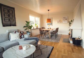 Havsn  ra hus f  r storfamiljen has rooms with a private hot tub