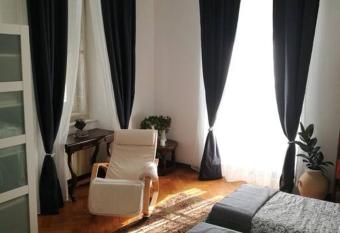 la casa di LU allows 18 year olds to book a room