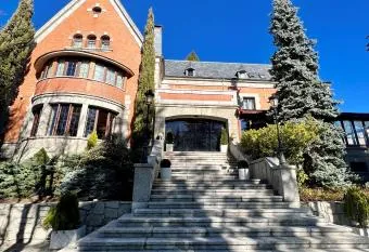 Luxe Villa, Pool, Mountain views, BBQ, Sky, has rooms with a private hot tub