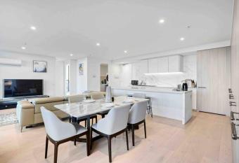 3 Bedrooms Apt in Glen Waverley central * parking has Balcony rooms