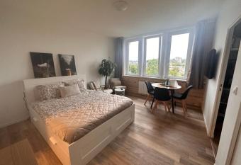 Le Petit Port allows 18 year olds to book a room