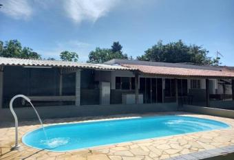 Ch  cara com piscina, sinuca,15 min do Park Thermas. has Balcony rooms