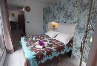 Leili Home - Papeete allows 18 year olds to book a room