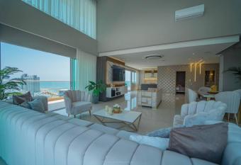 Penhouse Luxury con Vista al Mar has rooms with a private hot tub
