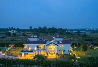 StayVista at Serenity Farms with Pool, Lawn, Bonfire & BBQ has rooms with a private hot tub