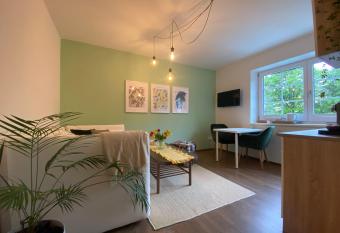 Moderne Stadt Wohnung mit zwei Zimmer allows 18 year olds to book a room