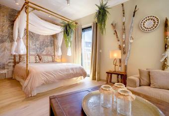 La Boh  me has Balcony rooms