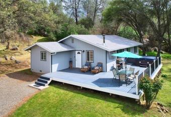 Brookside Cottage has rooms with a private hot tub