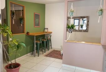 Logement de charme, au calme has rooms with a private hot tub