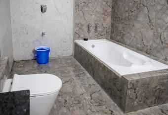 Hotel Kardhar Inn has rooms with a private hot tub