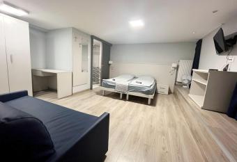 Central Budapest- Podmaniczky Unit 5 allows 18 year olds to book a room