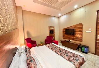 Hotel The Pearl, Zirakpur - A Luxury Family Hotel has Balcony rooms