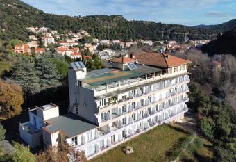 Domaine des Anges 2 allows 18 year olds to book a room