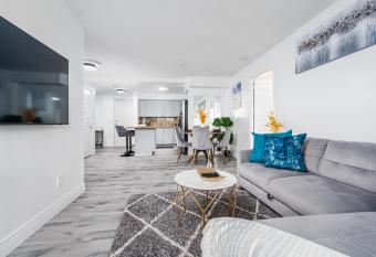 Beautiful 2BR-2WR Apartment allows 18 year olds to book a room