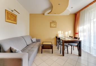 Patio Mare - Garden by Grand Apartments has rooms with a private hot tub