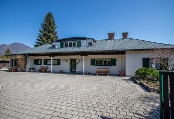 Villa Romy mit 3 G  stezimmer allows 18 year olds to book a room