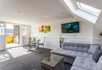 Roof Terrace Two Bedroom Apartment - Walk to Beach has Balcony rooms