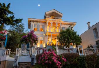 Mansion Mili   allows 18 year olds to book a room