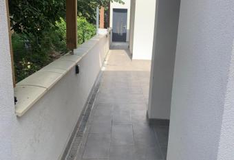 Jolie maisonnette avec terrasse Nancy centre has Balcony rooms