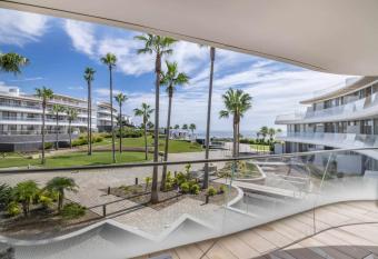 The Edge apartamento con vistas junto al mar has rooms with a private hot tub