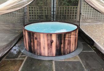 Olli s Cottage-Terrace & Jacuzzi has rooms with a private hot tub