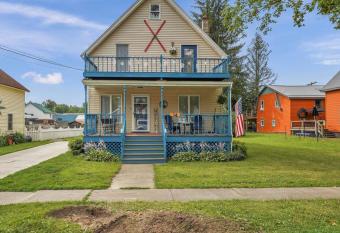 Rockwell Chalet has rooms with a private hot tub