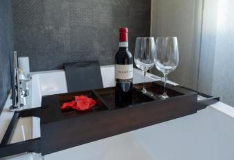 Nz Home has rooms with a private hot tub