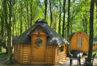 Le Domaine Insolite de Broc  liande has Balcony rooms