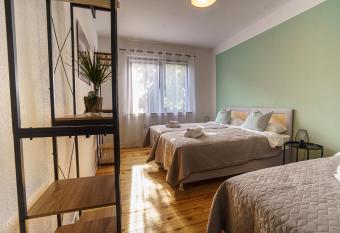 ImmoStay #1 - Helle Wohnung mit eigenem Garten, Zentral, WiFi & Free Parking has Balcony rooms