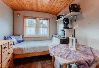 Tinyhouse auf dem Sonnenhang allows 18 year olds to book a room